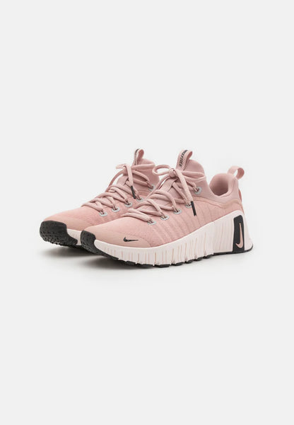 NIKE FREE NEGRA/BLANCA VERSIÓN LIGERA